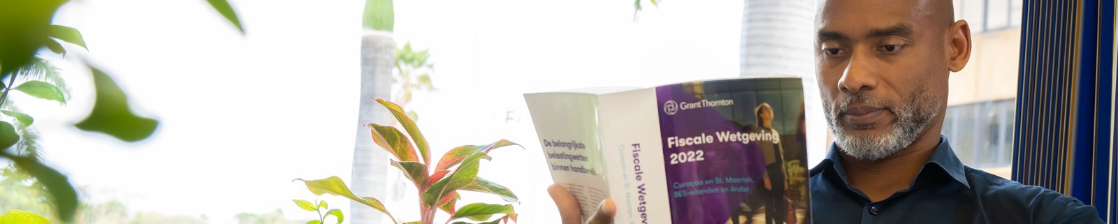 Een man die een boek over fiscale wetgeving leest