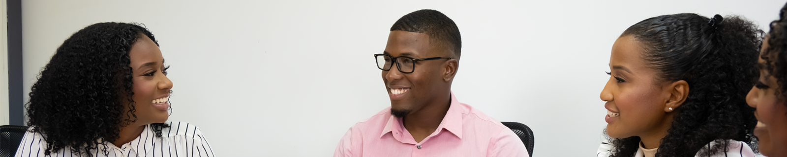 Vier lachende mensen in een kantoor