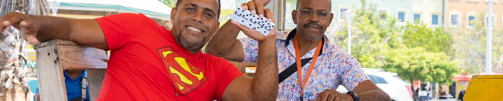 Twee mannen met dominostenen